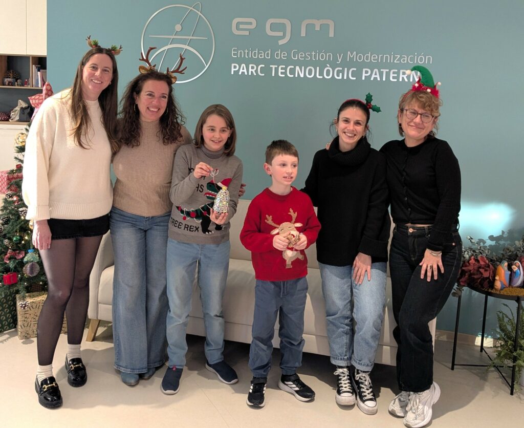 Matvei y Lucía, ganadores del concurso de adornos navideños de la EGM Parc Tecnològic Paterna, vinieron ayer a recoger sus premios. Unos kits de ciencias con cientos de experimentos y unos estuches de pinturas
